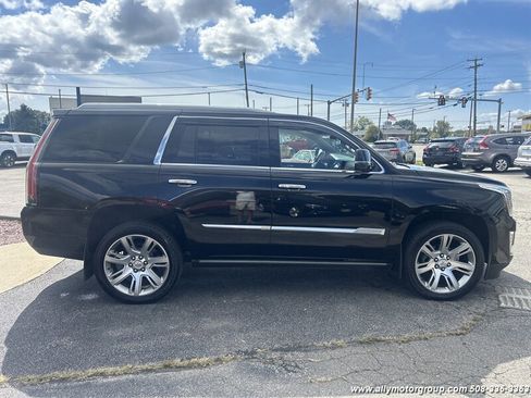 Used 2017 Cadillac Escalade Premium Luxury image 7