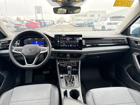 Certified 2025 Volkswagen Jetta SE w/ Sunroof Package image 13