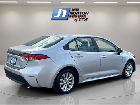 Used 2025 Toyota Corolla LE image 5