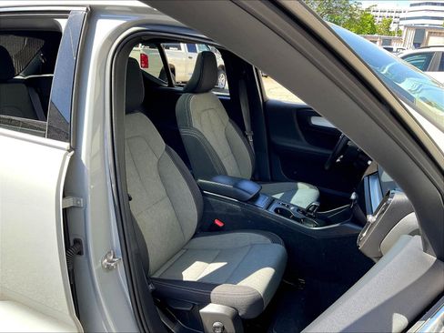 Used 2025 Volvo XC40 B5 Core AWD/4WD image 6