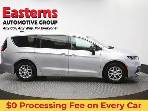 Used 2024 Chrysler Pacifica Touring-L FWD image 47