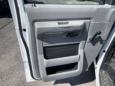 Used 2026 Ford E-450 and Econoline 450 Super Duty RWD image 3