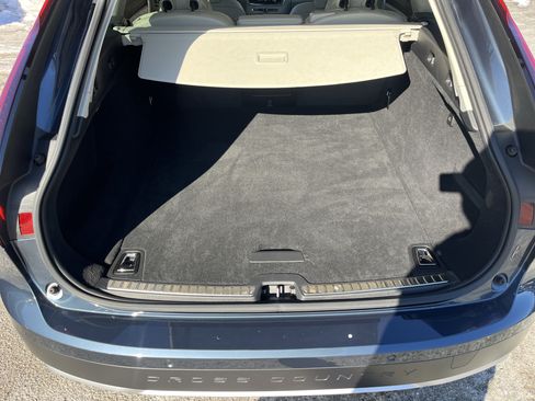 Used 2025 Volvo V90 B6 Cross Country Plus image 32