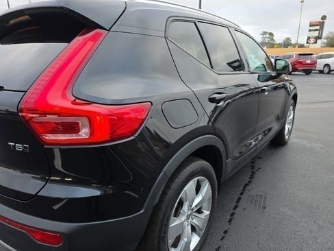 Used 2022 Volvo XC40 T5 Momentum image 6