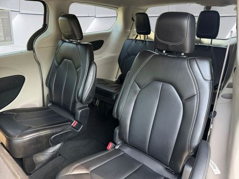 Used 2024 Chrysler Pacifica Touring-L FWD image 14