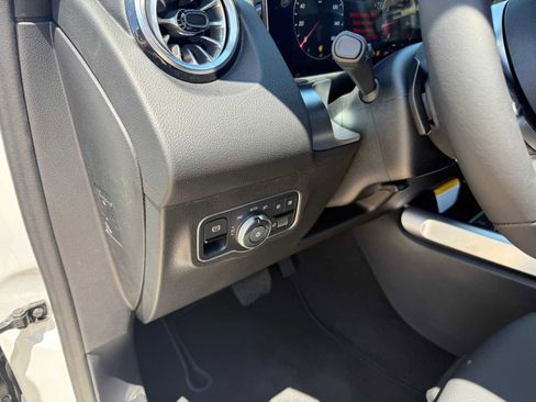 Used 2026 Mercedes-Benz GLB 250 image 12