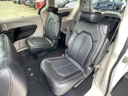 Used 2024 Chrysler Pacifica Touring-L FWD image 17