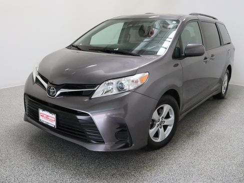 Used 2018 Toyota Sienna LE FWD image 2
