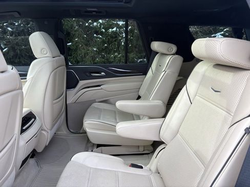 Used 2022 Cadillac Escalade Premium Luxury image 18