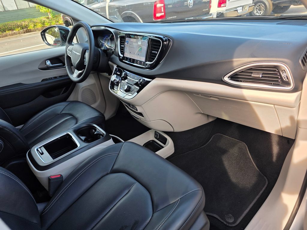 Used 2024 Chrysler Pacifica Touring-L FWD image 25