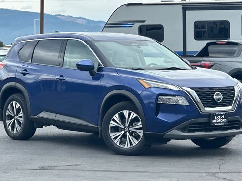 Used 2021 Nissan Rogue SV image 2