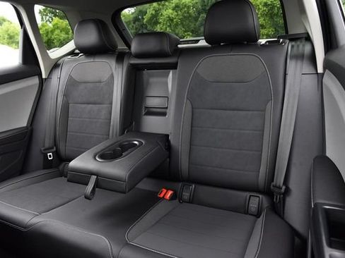 Used 2024 Volkswagen Taos SE w/ MDO Package FWD image 21