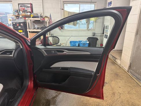 Used 2020 Ford Fusion SE w/ Equipment Group 151A image 27