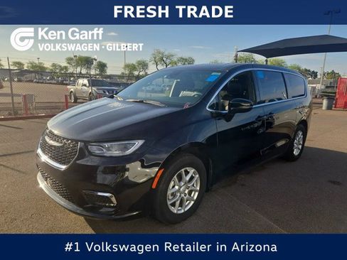 Used 2025 Chrysler Pacifica Select FWD image 1