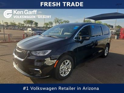 Used 2025 Chrysler Pacifica Select
