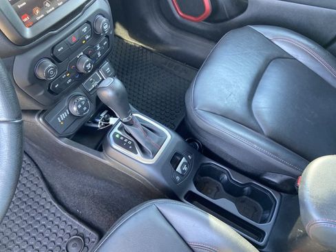 Used 2023 Jeep Renegade Trailhawk w/ Trailhawk Elite Group AWD/4WD image 24