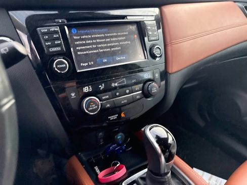 Used 2017 Nissan Rogue SL AWD/4WD image 6