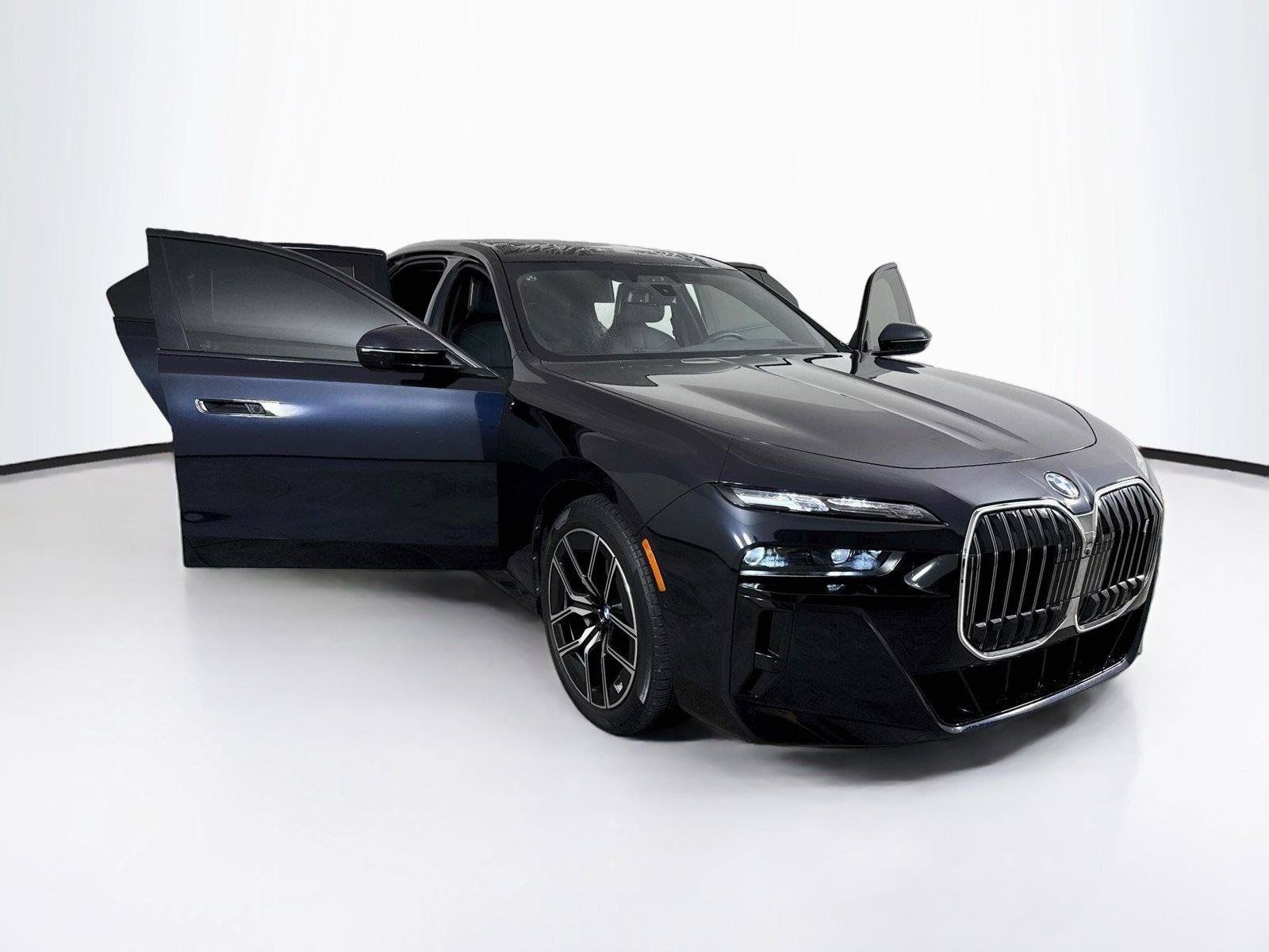 Used 2023 BMW i7 xDrive60 w/ Executive Package 2 AWD/4WD image 40