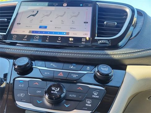 Used 2023 Chrysler Pacifica Limited image 29