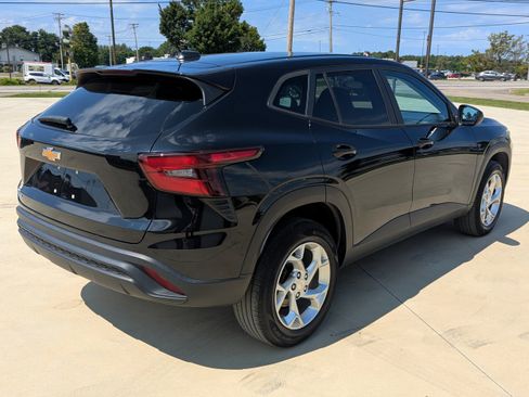 Used 2024 Chevrolet Trax LS w/ LS Convenience Package FWD image 5