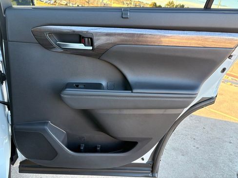 Used 2026 Toyota Highlander Platinum image 27