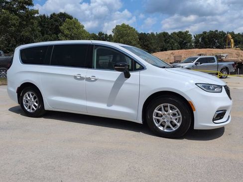 Used 2024 Chrysler Pacifica Touring-L FWD image 2