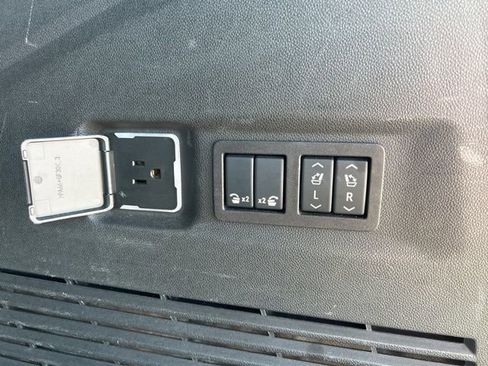 Used 2024 Chevrolet Suburban Premier AWD/4WD image 32