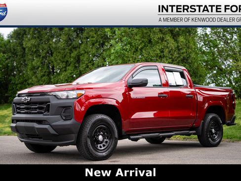 Used 2025 Chevrolet Colorado W/T w/ Advanced Trailering Package image 1