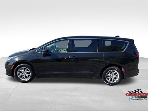 Used 2023 Chrysler Pacifica Touring-L FWD image 3