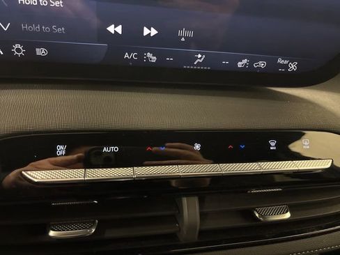 Used 2025 Buick Enclave Preferred image 22