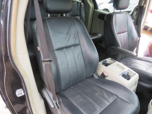 Used 2015 Chrysler Town & Country Touring image 29