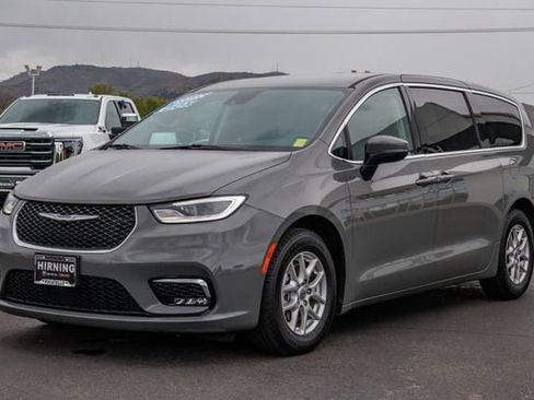 Used 2023 Chrysler Pacifica Touring-L FWD image 35