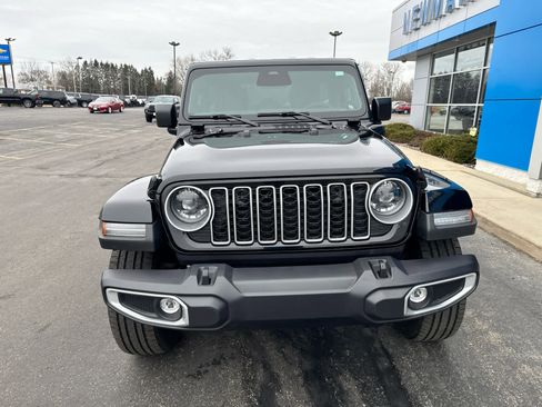Used 2025 Jeep Wrangler Sahara w/ Safety Group image 12