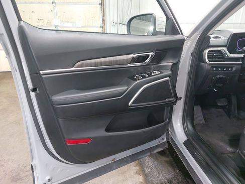 Used 2023 Kia Telluride AWD image 28