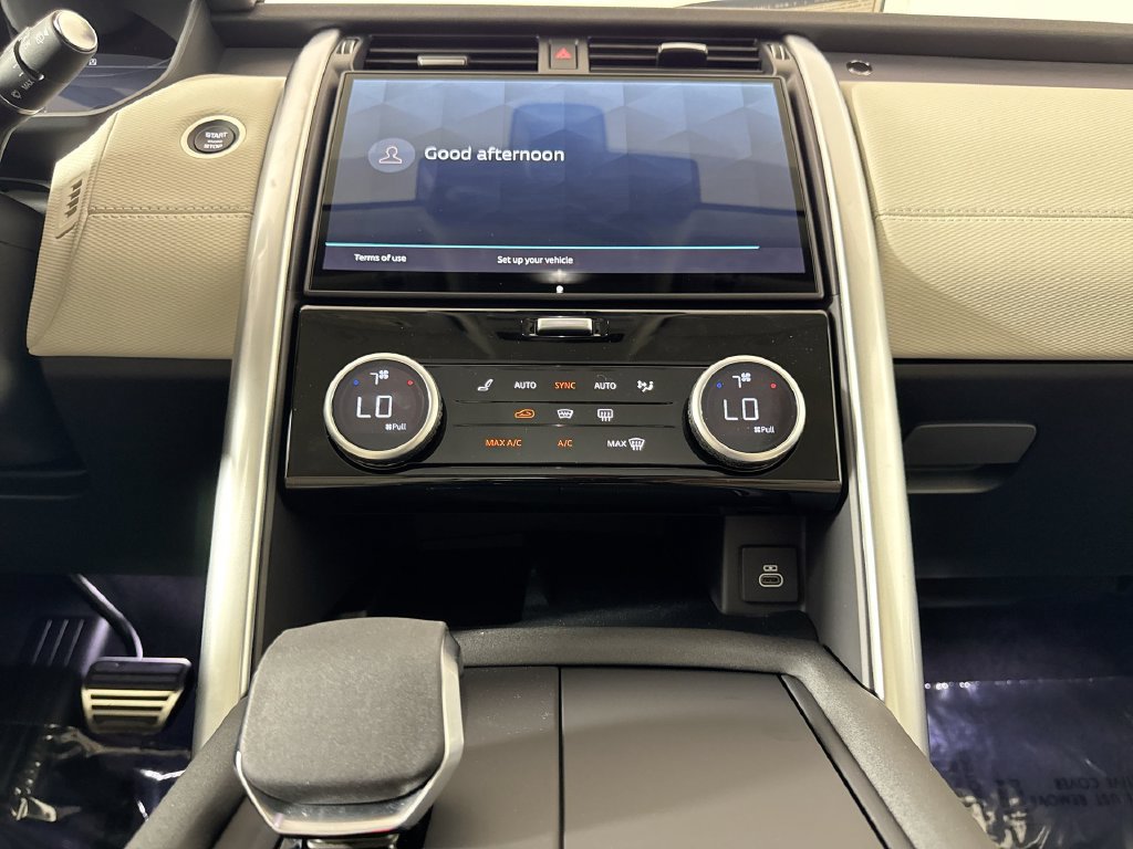 Used 2025 Land Rover Discovery Dynamic SE AWD/4WD image 17