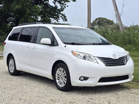 Used 2012 Toyota Sienna XLE w/ Entertainment Pkg FWD image 7