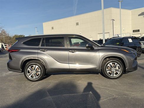 Used 2023 Toyota Highlander XLE image 2