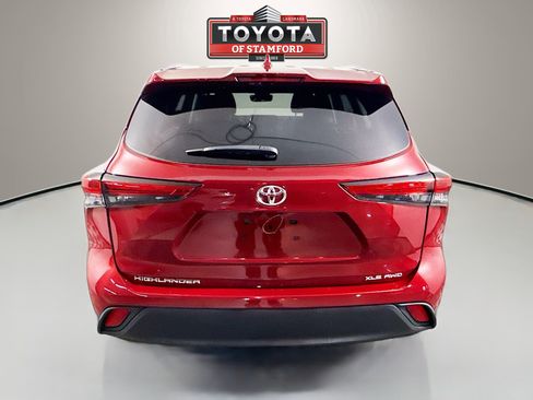 Used 2022 Toyota Highlander XLE AWD/4WD image 6