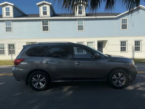 Used 2017 Nissan Pathfinder SL w/ Trailer Tow Package FWD image 4