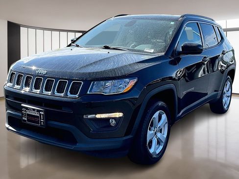 Used 2018 Jeep Compass Latitude w/ Cold Weather Group AWD/4WD image 3