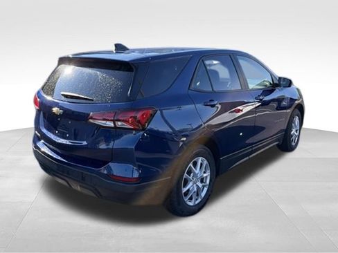 Used 2023 Chevrolet Equinox LS w/ LS Convenience Package FWD image 3