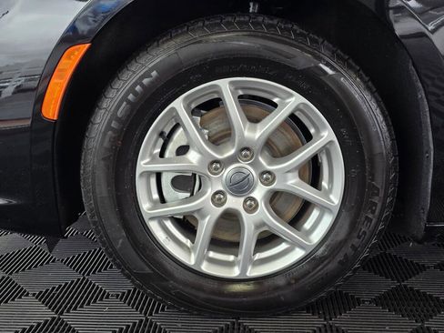 Used 2025 Chrysler Pacifica Select image 12