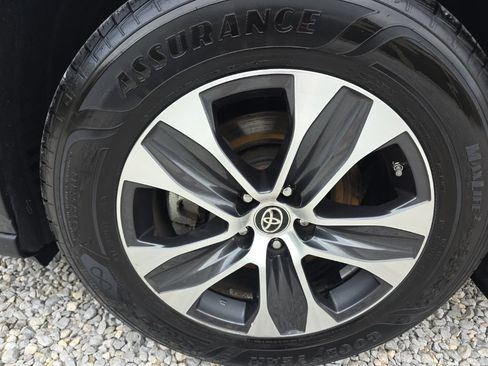 Certified 2021 Toyota Highlander XLE AWD/4WD image 10