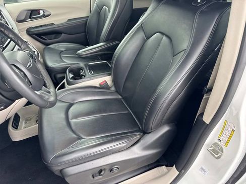 Used 2023 Chrysler Pacifica Touring-L FWD image 29