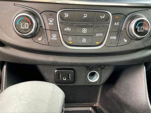 Used 2023 Chevrolet Traverse LT AWD/4WD image 12