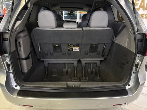 Used 2020 Toyota Sienna XLE image 25