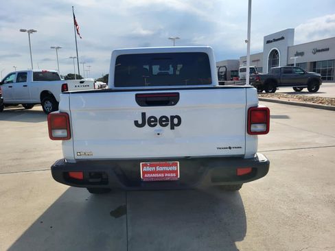 New 2025 Jeep Gladiator Sport image 4