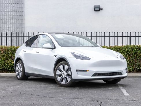 Used 2024 Tesla Model Y Long Range AWD/4WD image 15
