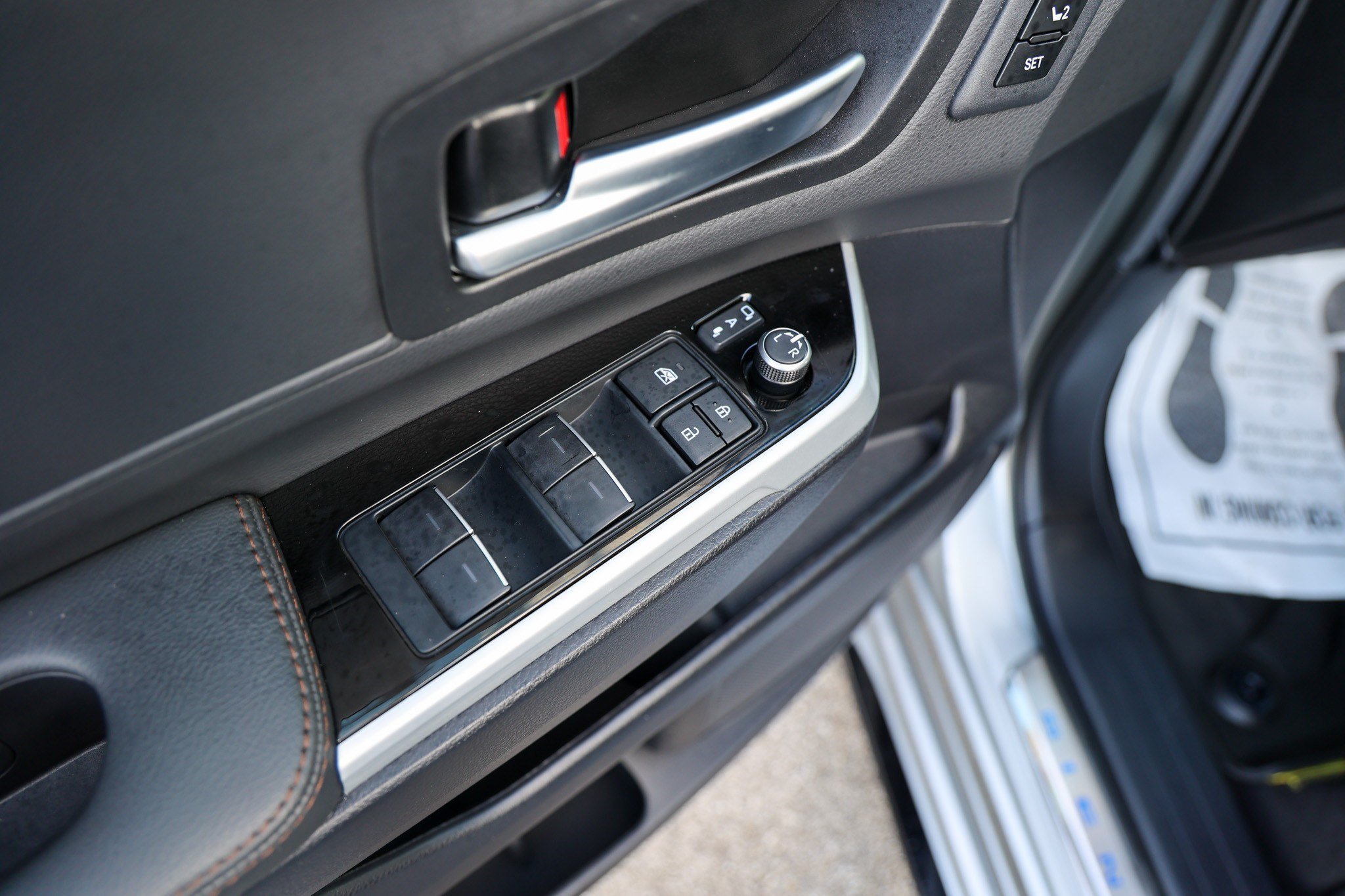 Certified 2025 Toyota Sienna Platinum FWD image 33