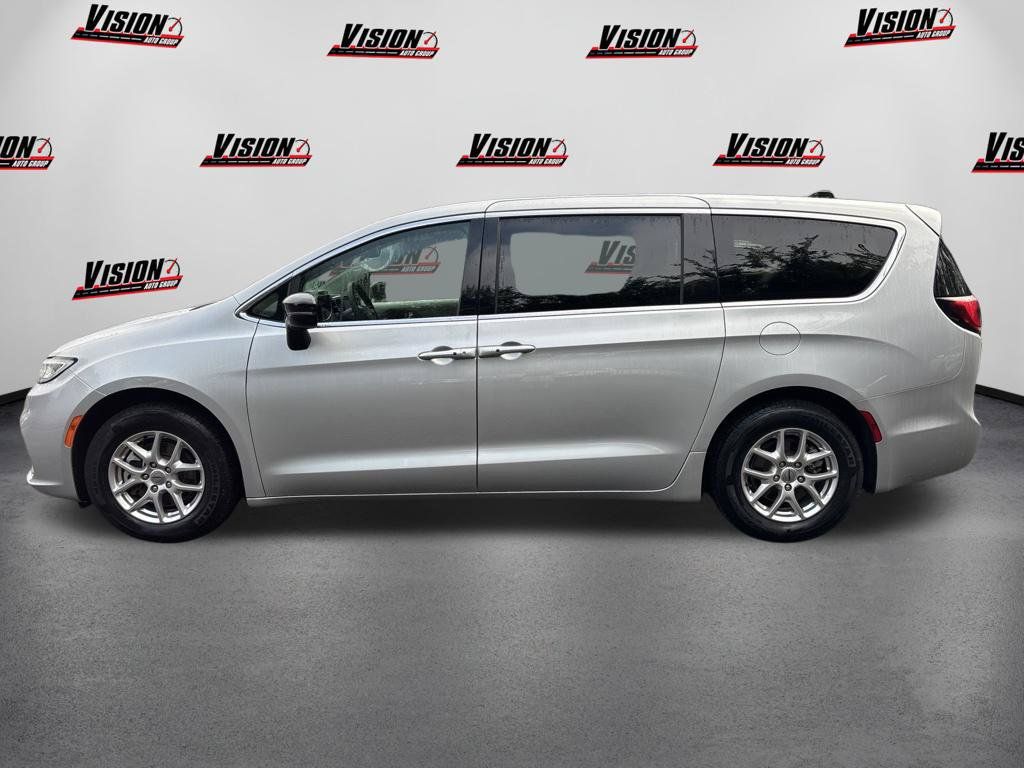 Used 2024 Chrysler Pacifica Touring-L FWD image 8